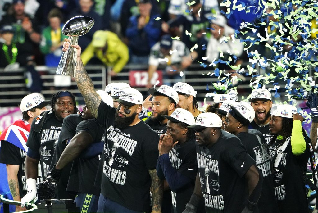 Die Seattle Seahawks jubeln mit der Vince Lombardi Trophy