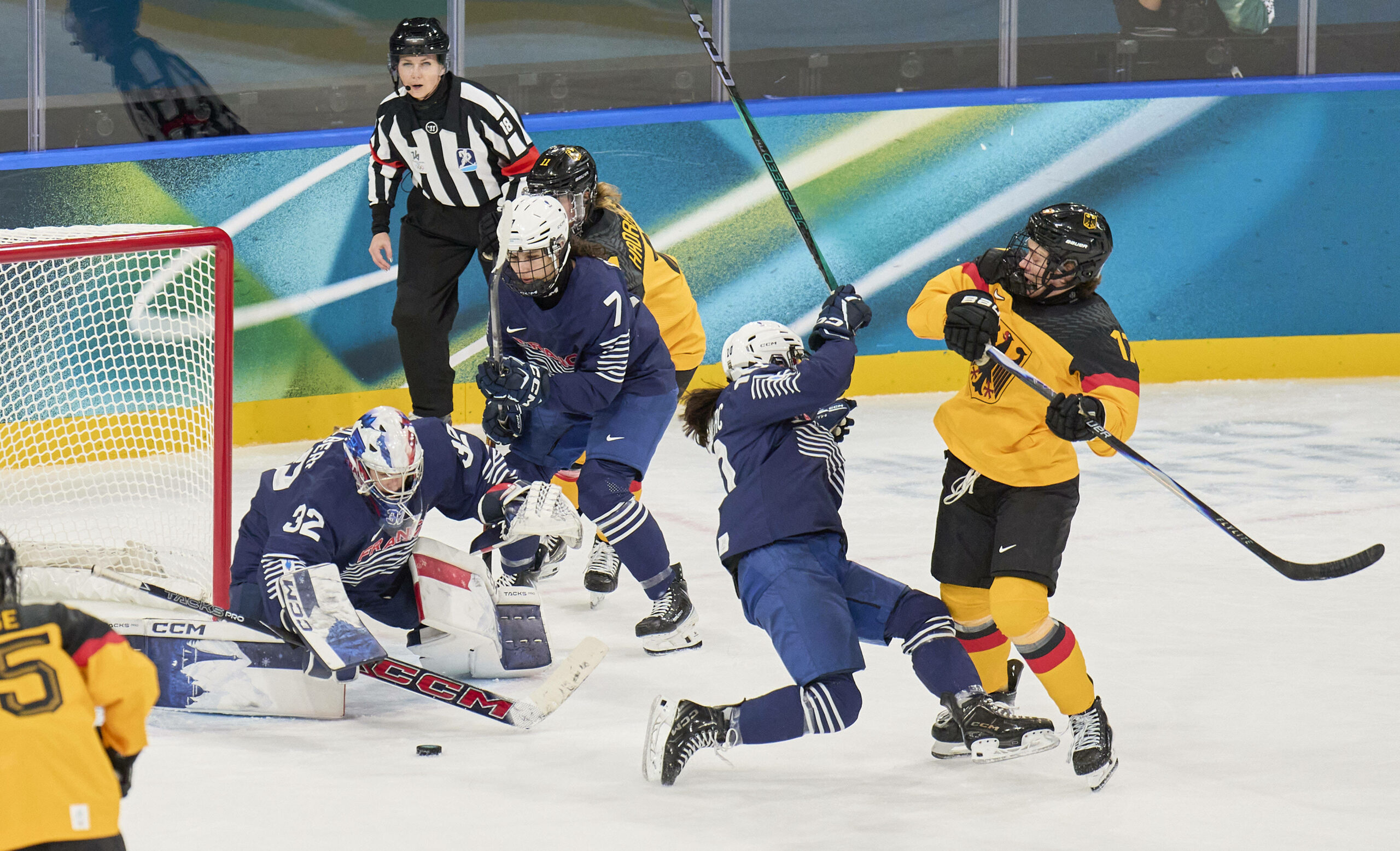 Emily Nix hat vor dem französischen Tor mit Alice Philbert zu tun.