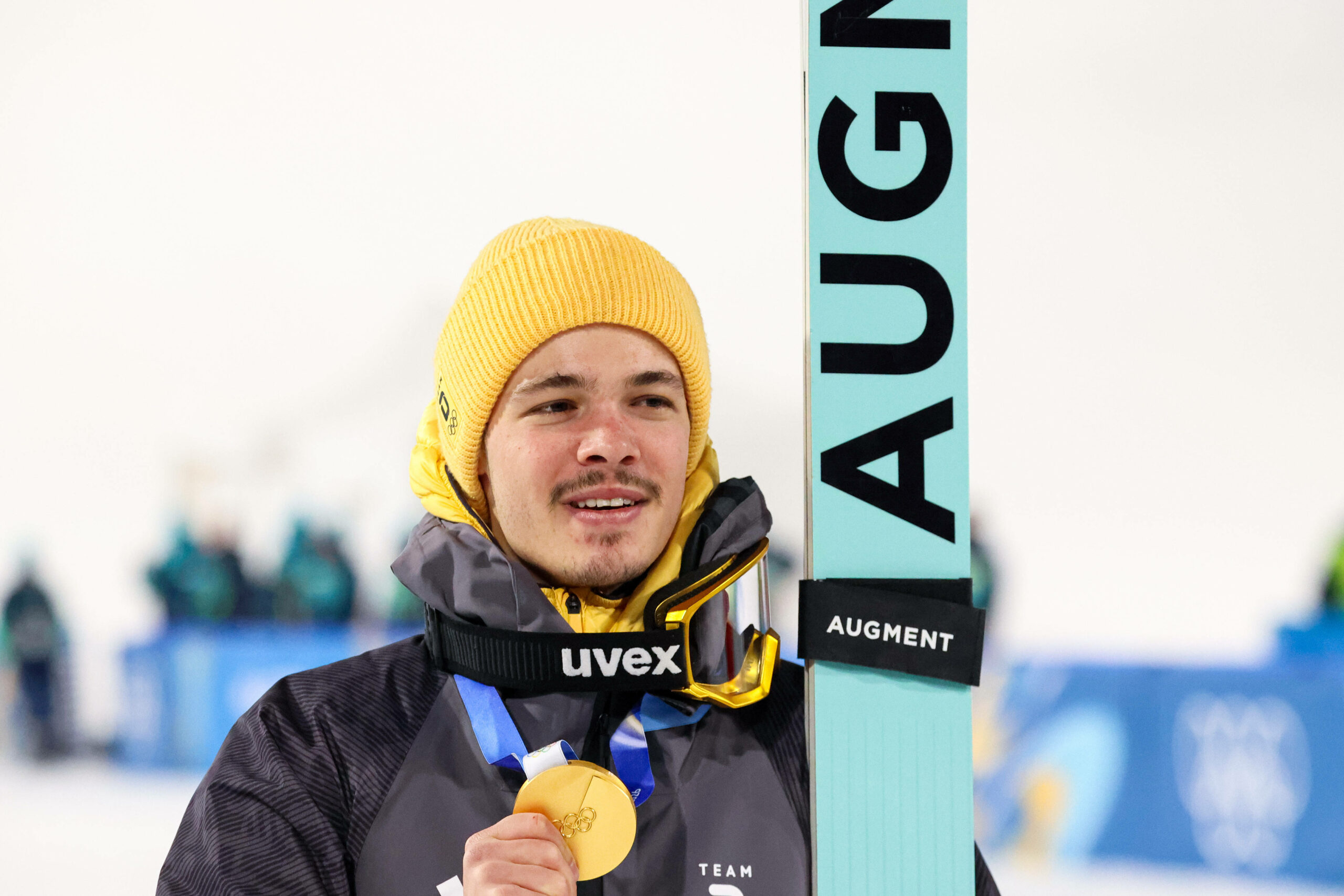 Philipp Raimund posiert mit Medaille