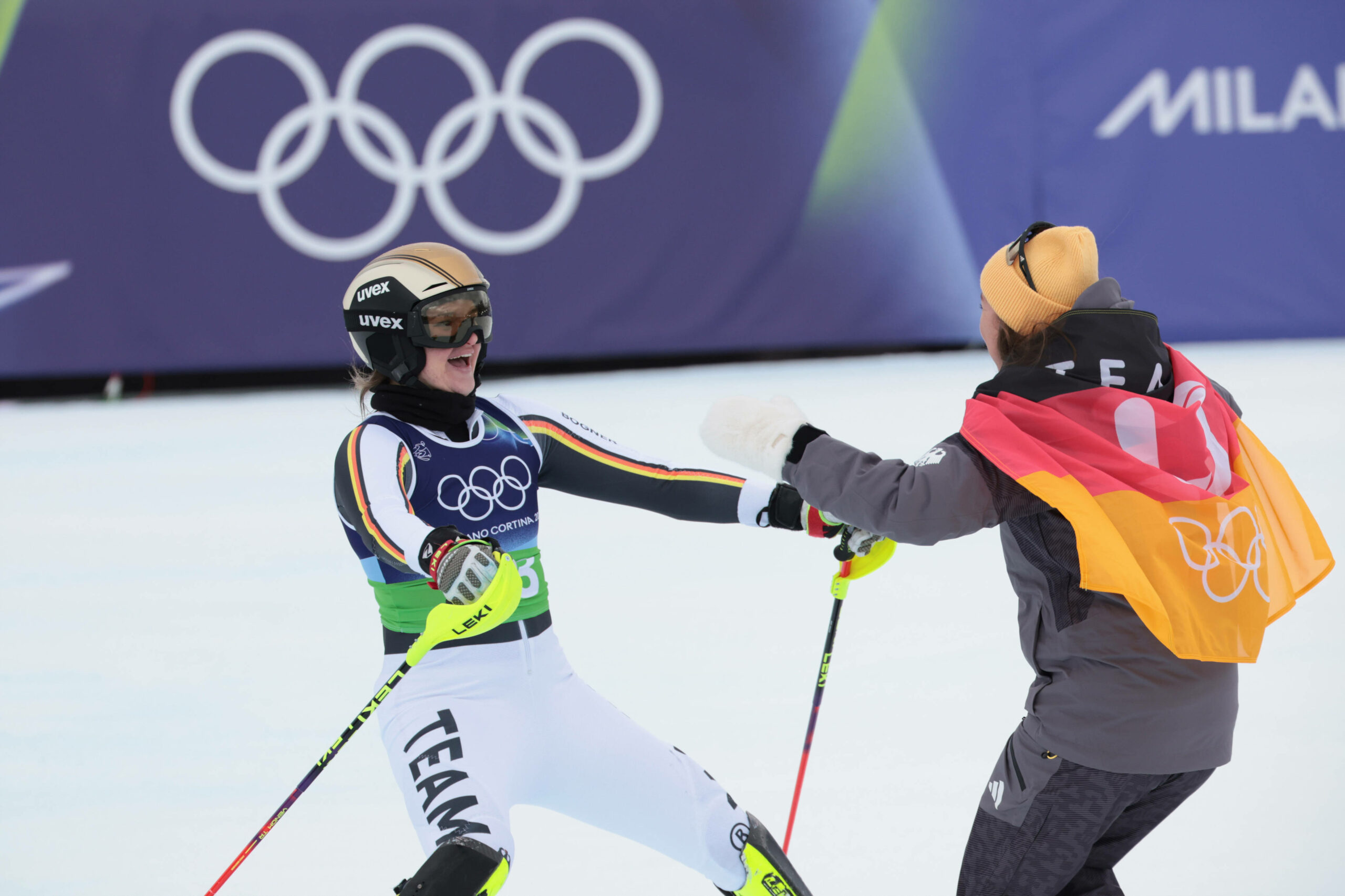 Emma Aicher fährt ihrer Teamkollegen Kira Weidle-Winkelmann jubelnd in die Arme.