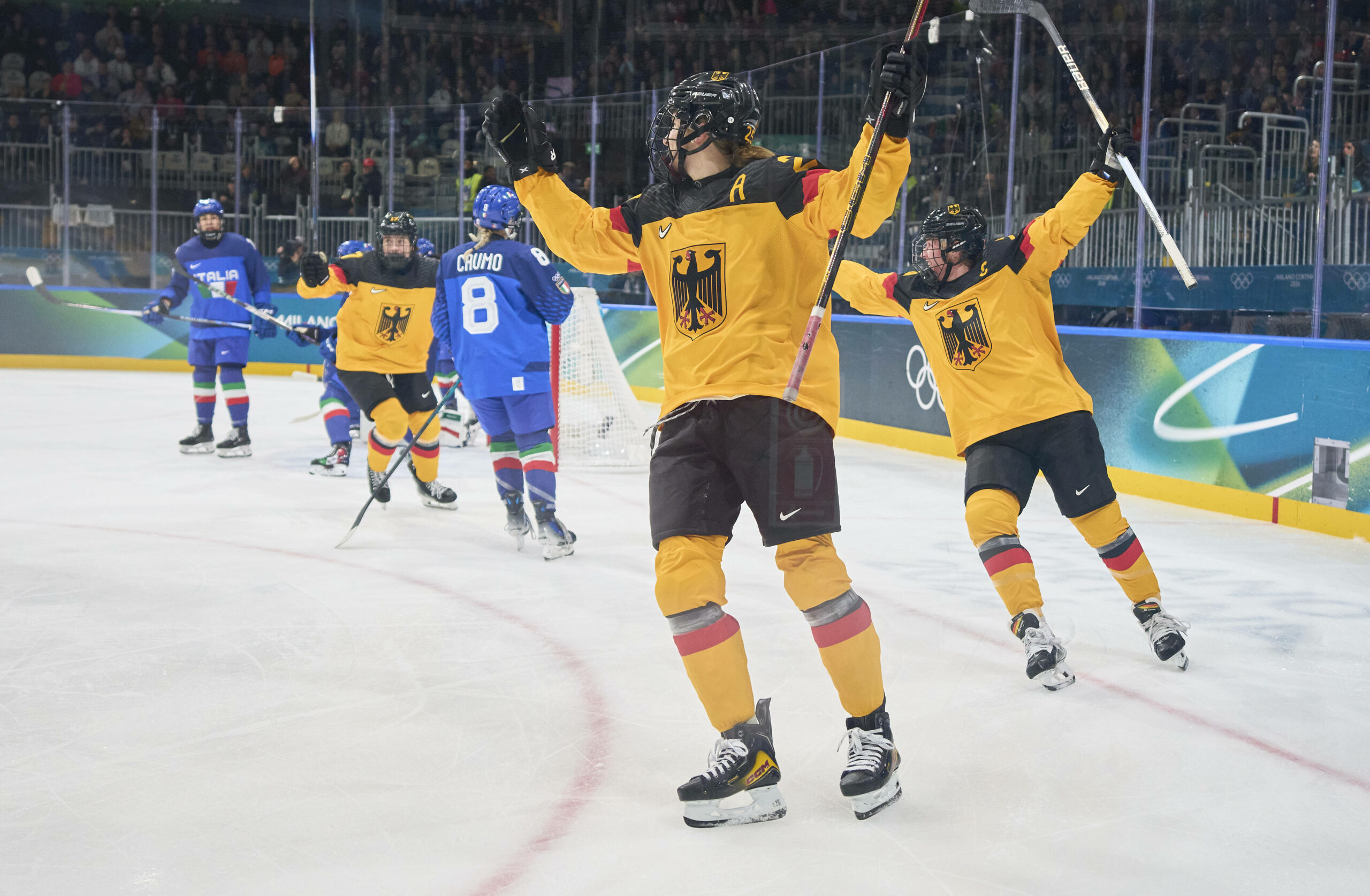 Die deutschen Eishockey-Frauen bejubeln das Tor zum 1:1 von Emily Nix.