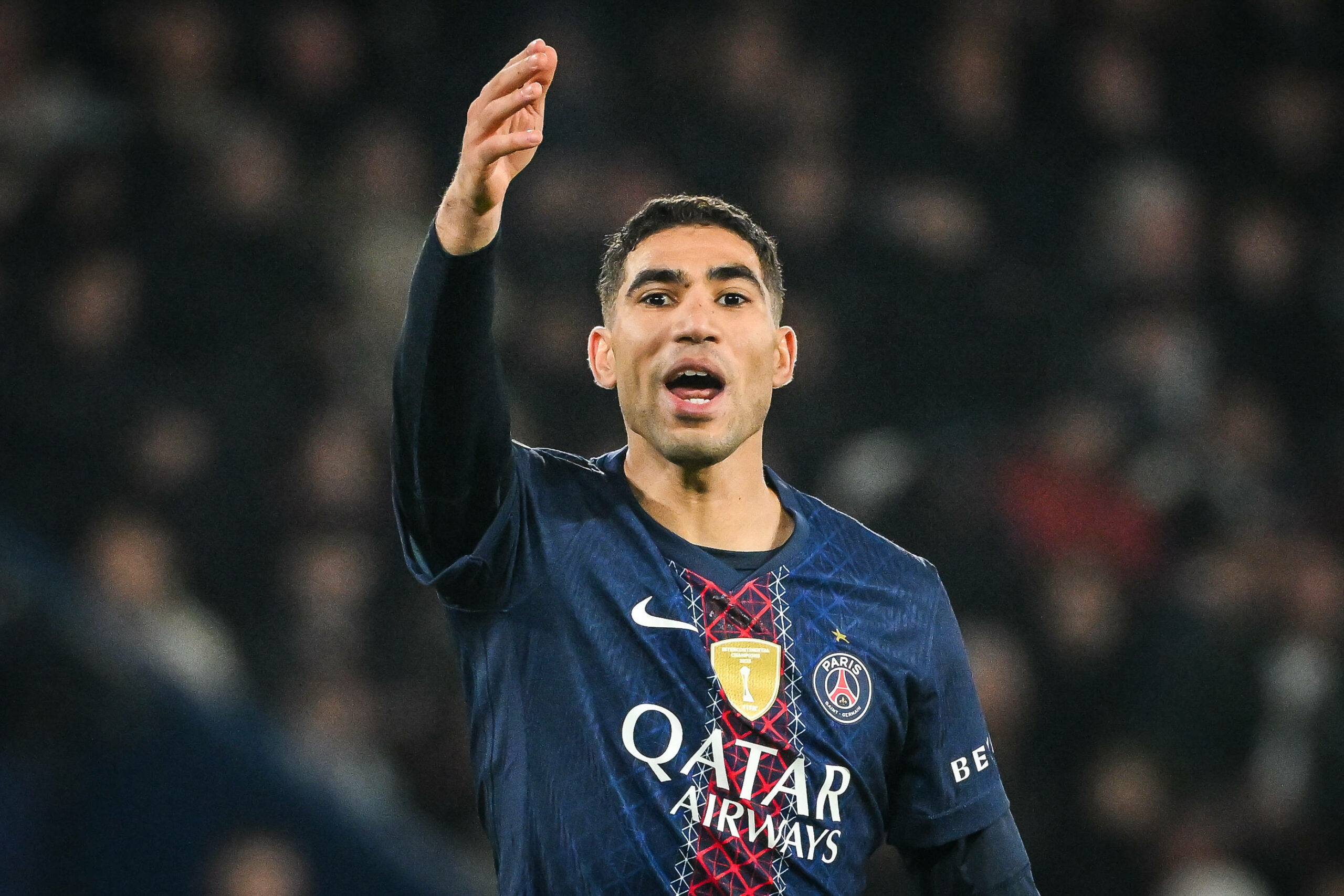 Achraf Hakimi hebt die Hand.