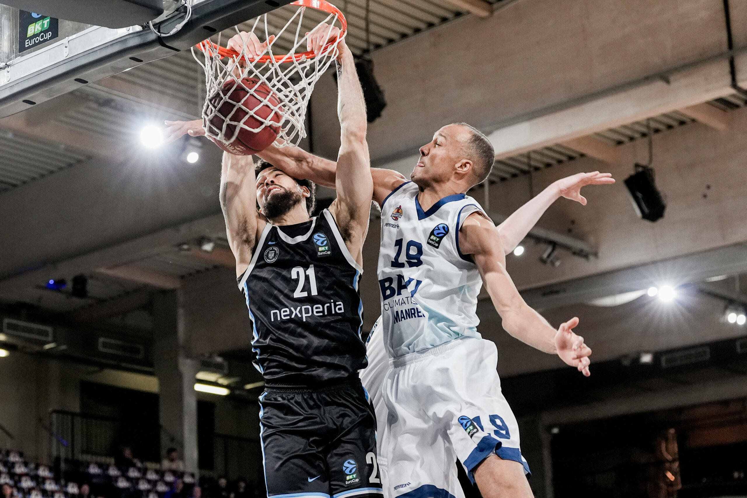 Louis Olinde im Zweikampf mit Devon Daniels