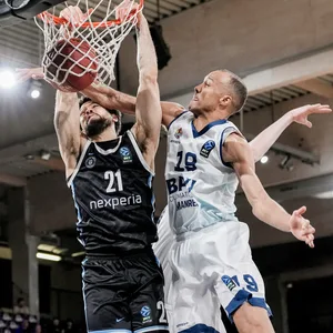 Louis Olinde im Zweikampf mit Devon Daniels