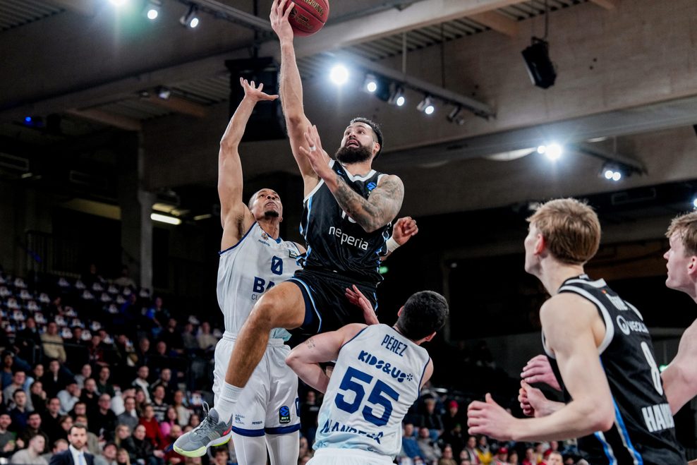 Martin Breunig steigt gegen zwei Gegenspieler zum Korb