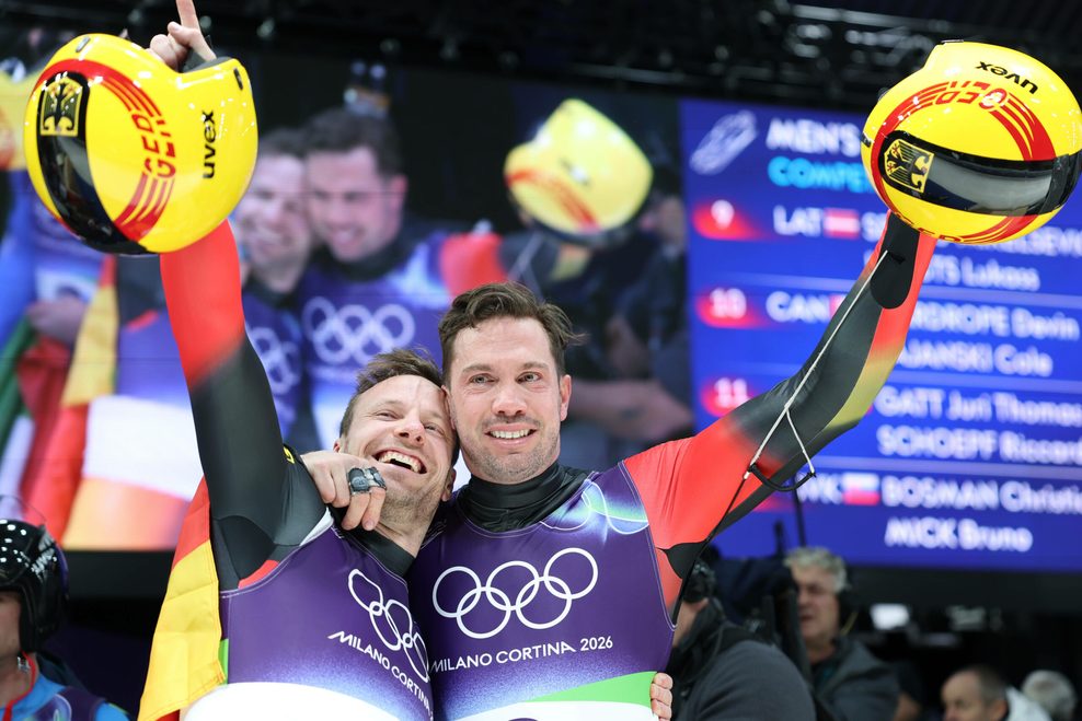 Tobias Arlt und Tobias Wendl feiern zusammen Arm in Arm ihre Gold-Medaille bei Olympia