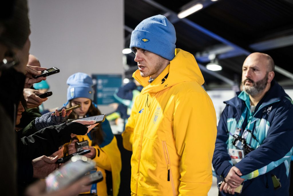 Vladyslav Heraskevych stellt sich Reporterfragen