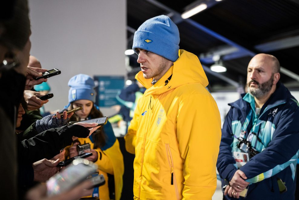 Vladyslav Heraskevych stellt sich Reporterfragen