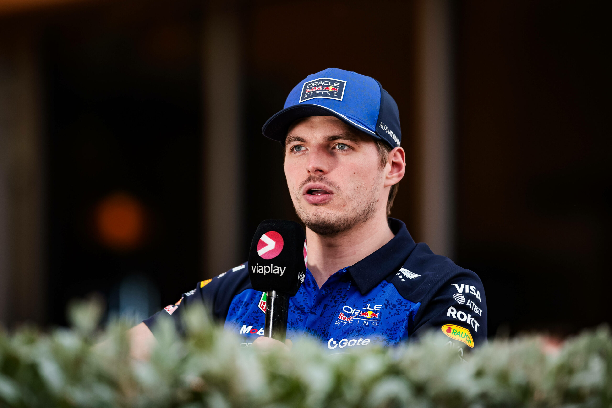 Max Verstappen spricht in Teamkleidung am Rande eines Trainingrennens