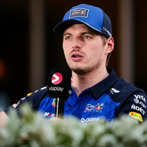 Max Verstappen spricht in Teamkleidung am Rande eines Trainingrennens