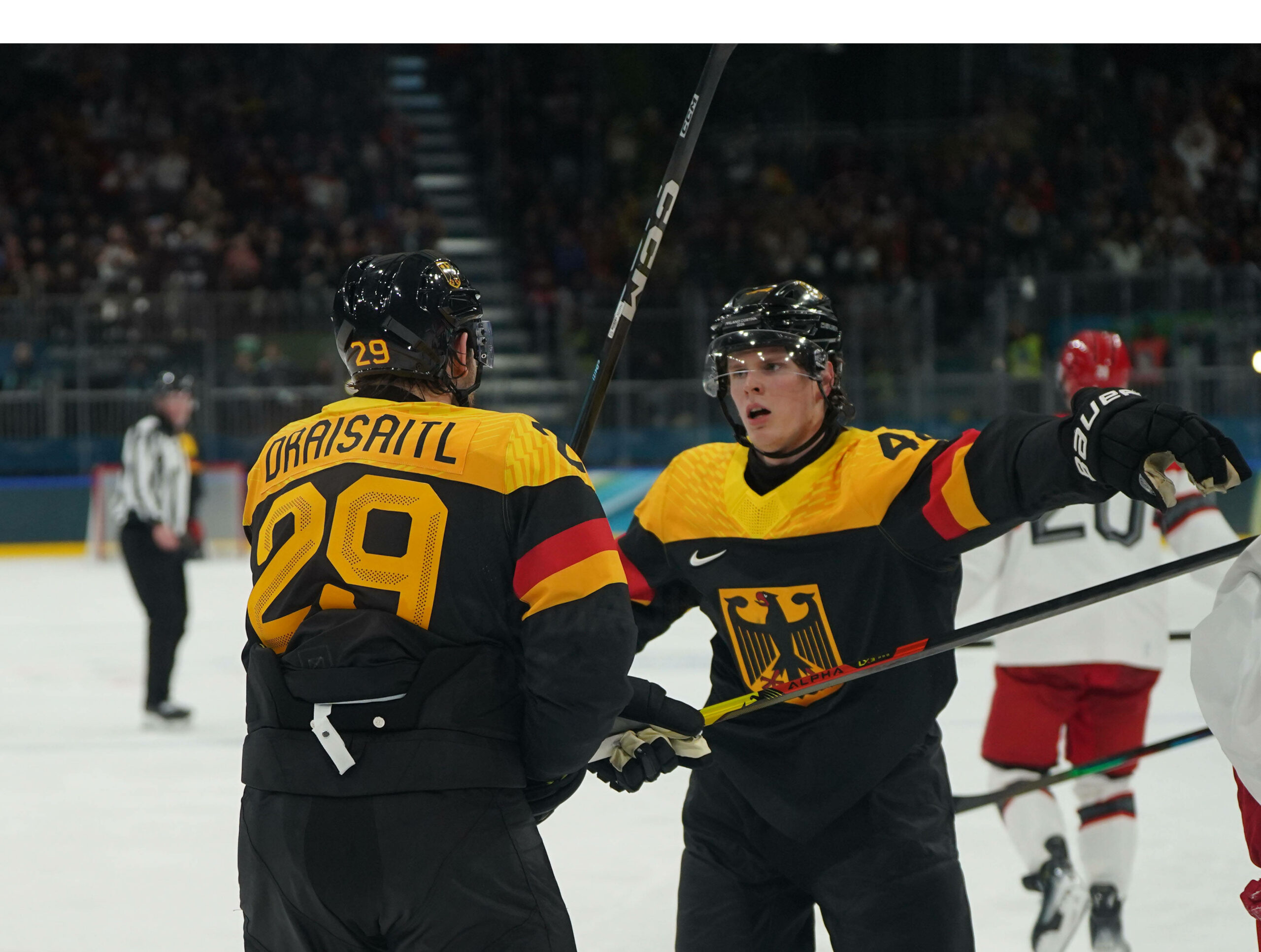 Leon Draisaitl feiert mit einem Teamkollegen nach einem Tor