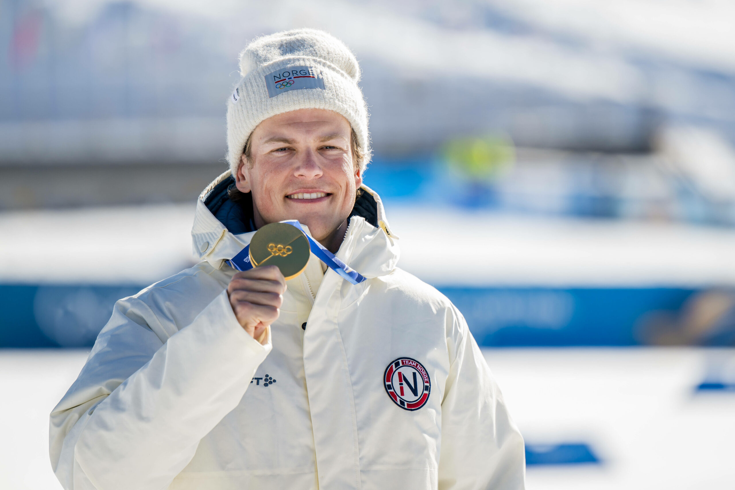 Johannes Hösflot Kläbo zeigt seine achte olympische Goldmedaille.
