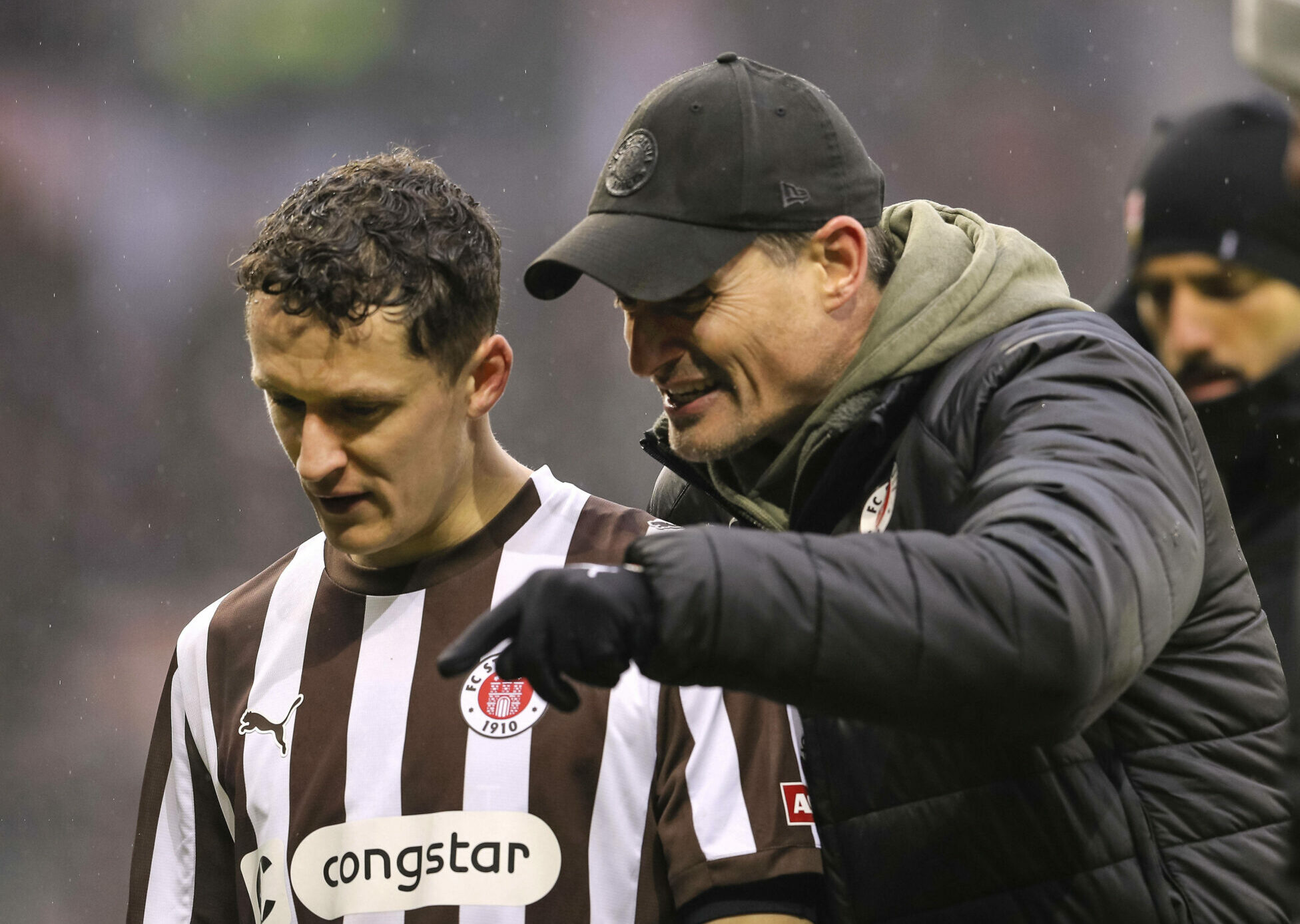 St. Pauli-Trainer Alexanders Blessin gibt Stürmer Martijn Kaars Anweisungen