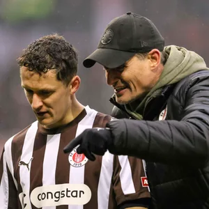 St. Pauli-Trainer Alexanders Blessin gibt Stürmer Martijn Kaars Anweisungen