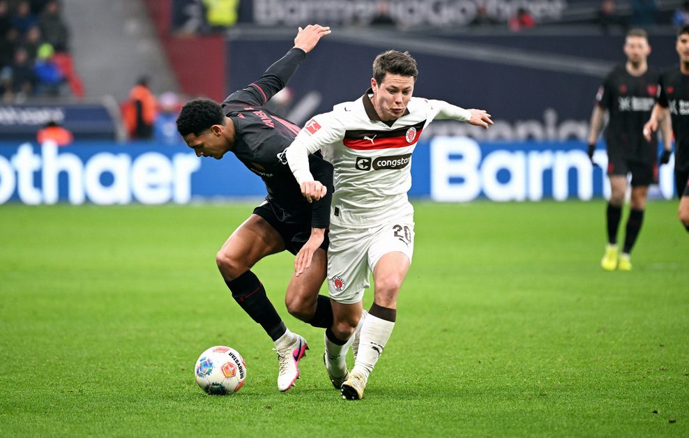 Mathias Rasmussen (r.) im Zweikampf mit Jarell Quansah