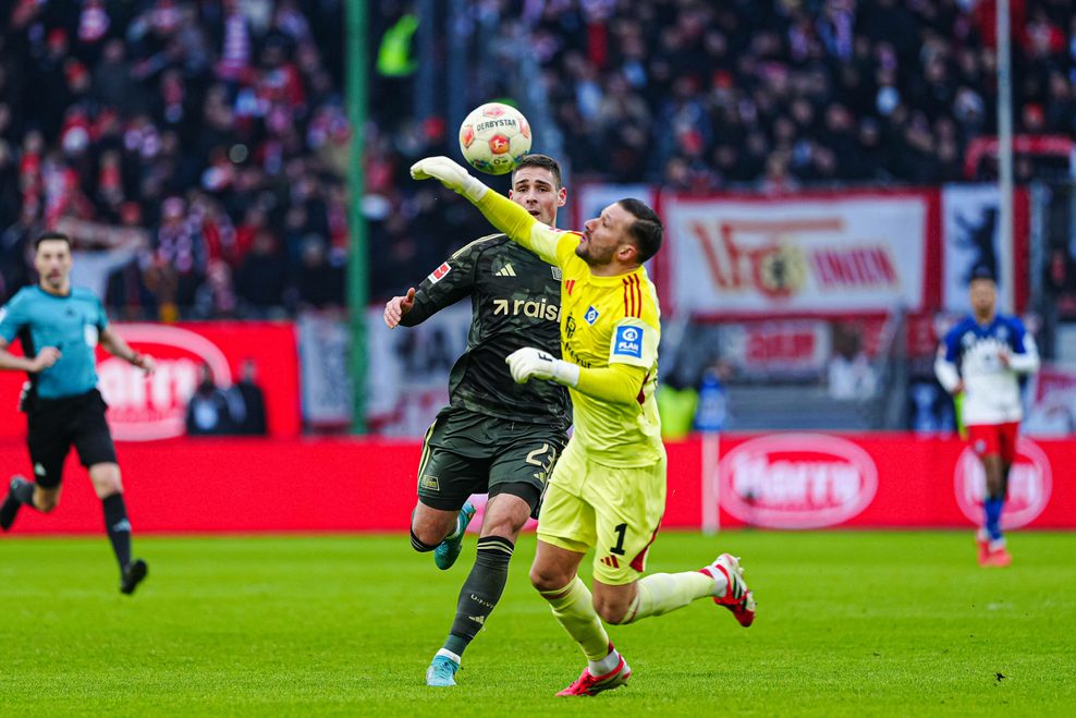 HSV-Keeper Daniel Heuer Fernandes verfehlt den Ball gegen Union Berlin.