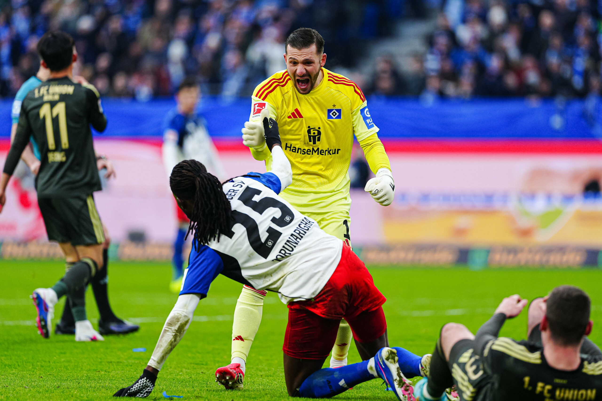 HSV-Keeper Daniel Heuer Fernandes bedankt sich bei Mitspieler Jordan Torunarigha.