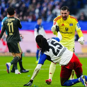 HSV-Keeper Daniel Heuer Fernandes bedankt sich bei Mitspieler Jordan Torunarigha.