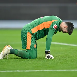 St. Pauli-Torwart Nikola Vasilj hockt frustriert auf allen Vieren auf dem Rasen