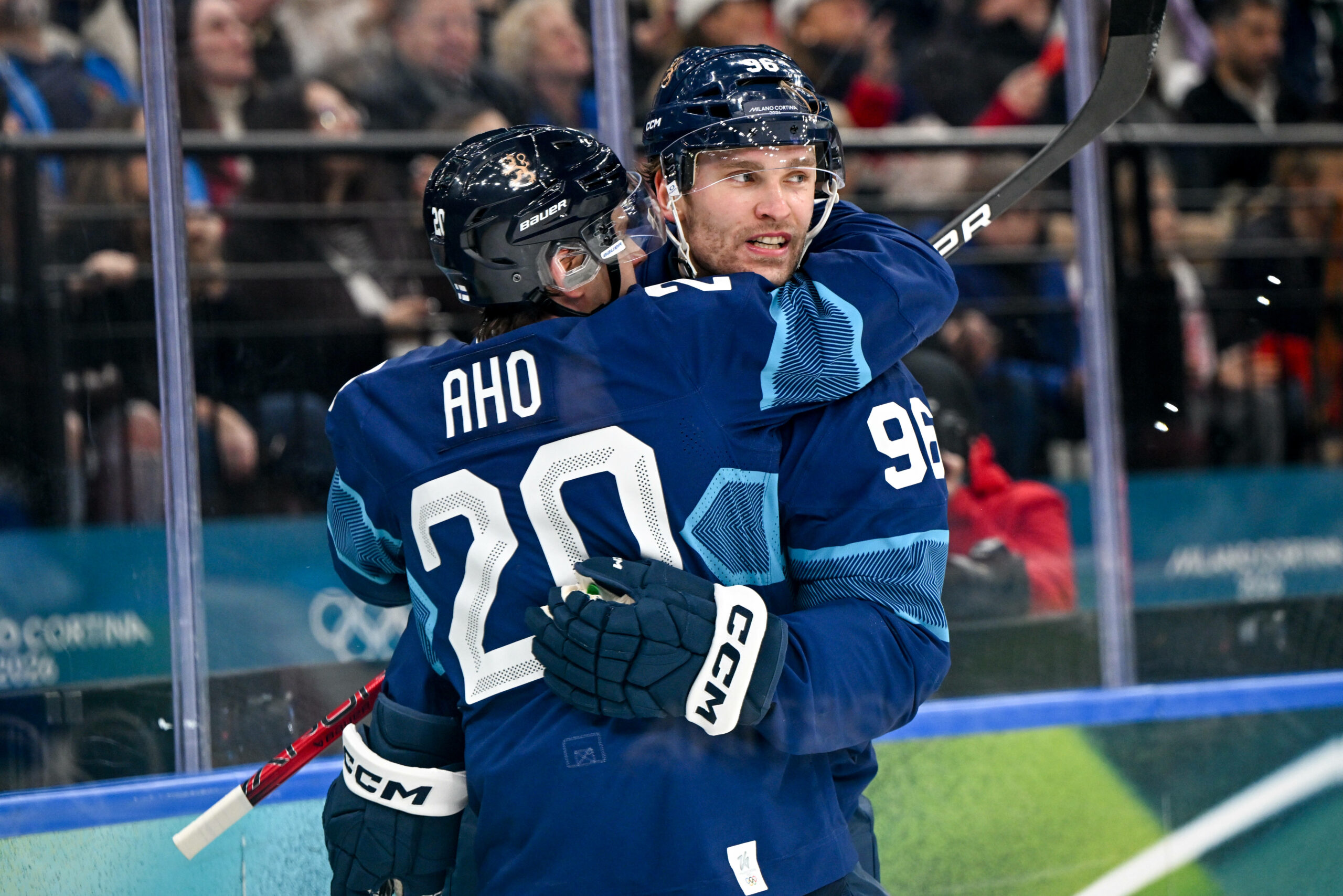 Zwei finnische Eishockeyspieler feiern zusammen nach einem Tor