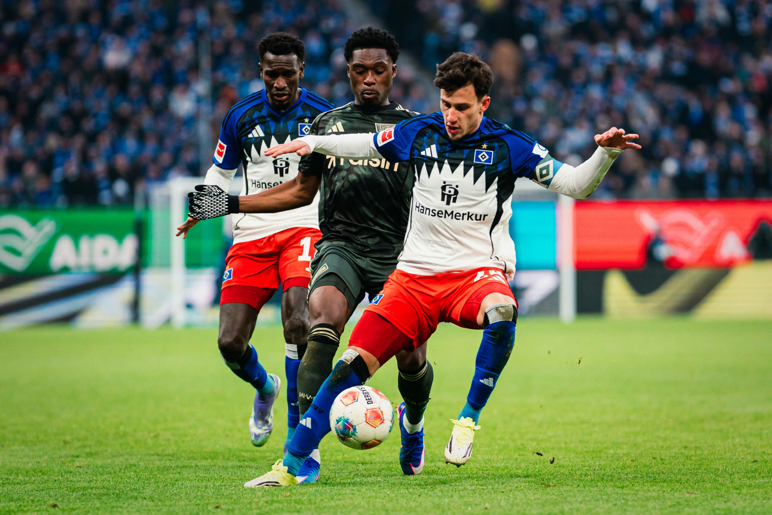HSV-Profi Nicolás Capaldo bei einem Zweikampf gegen Union Berlin.