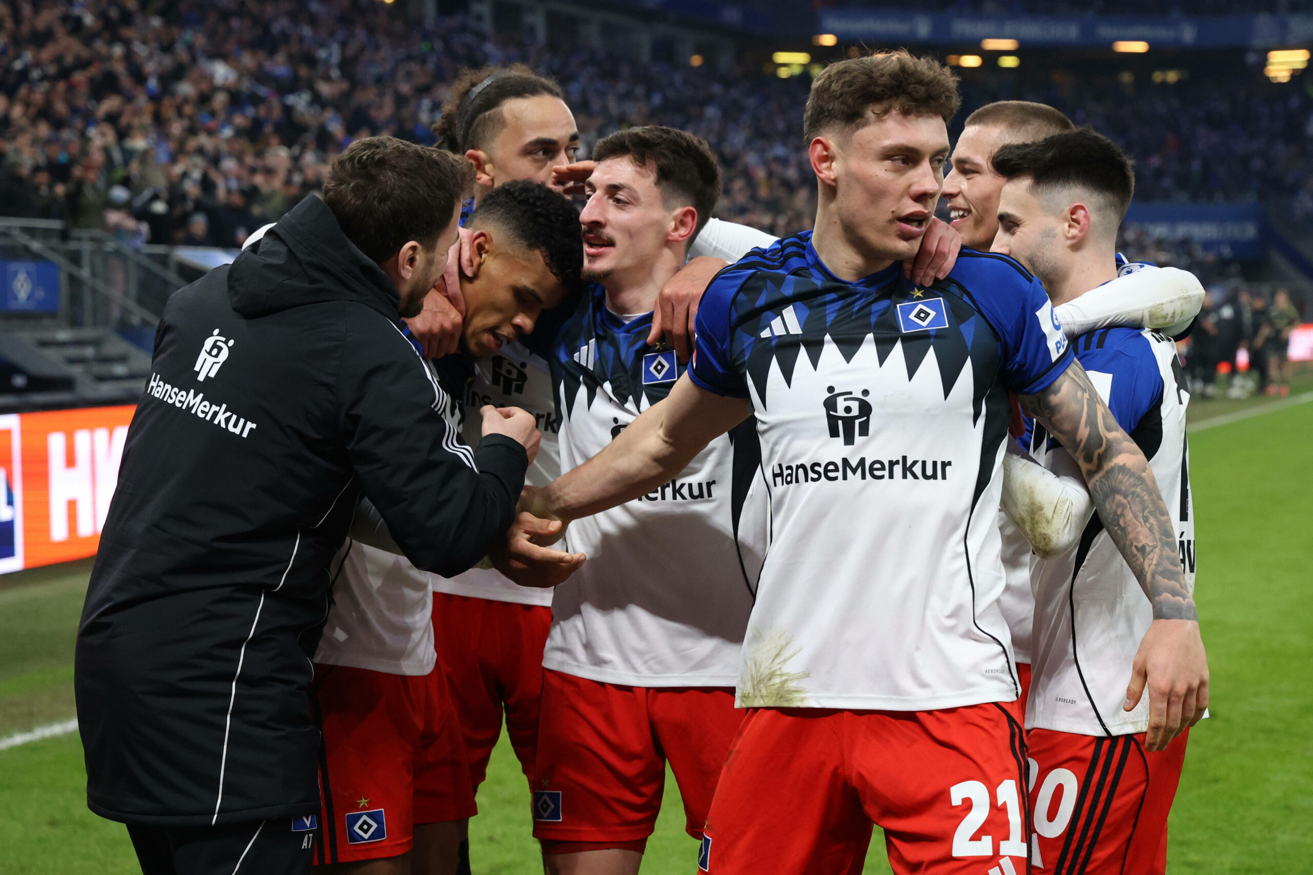Die HSV-Profis bejubeln einen Treffer gegen Union Berlin.
