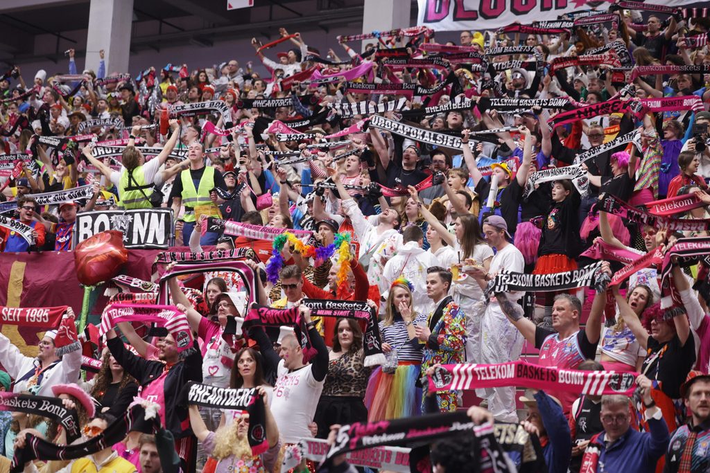 Die Bonner Fans waren beim Spiel gegen die Towers Hamburg am Karneval-Wochenende in Partystimmung