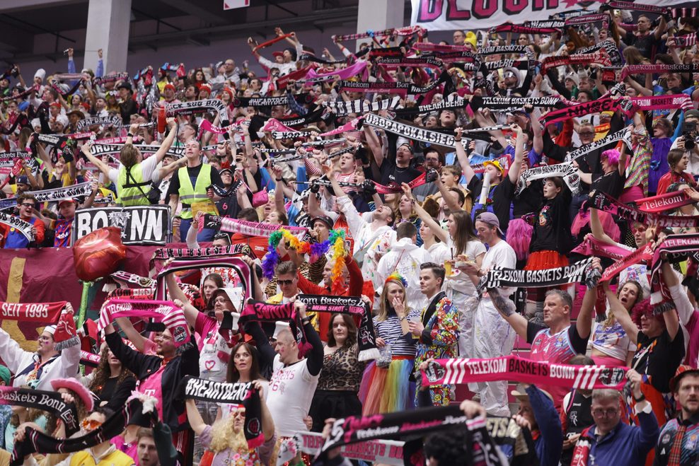 Die Bonner Fans waren beim Spiel gegen die Towers Hamburg am Karneval-Wochenende in Partystimmung