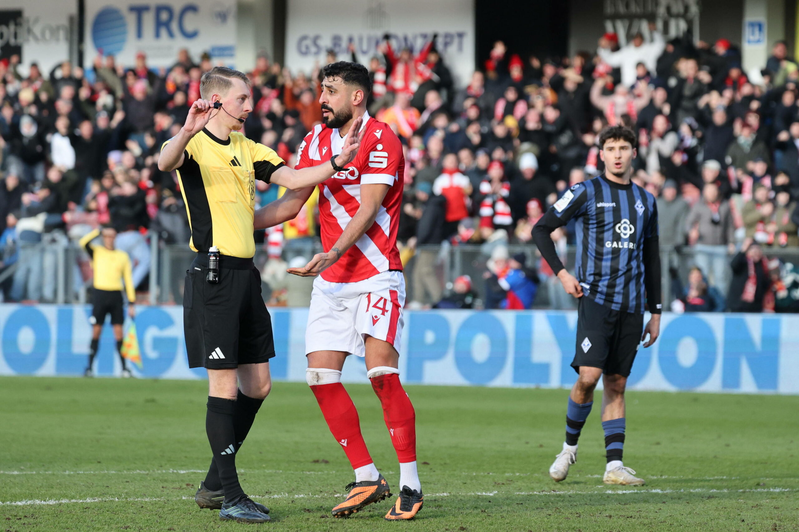 Cottbus-Profi Tolga Cigerci diskutiert mit Schiedsrichter Ben Henry Uhrig