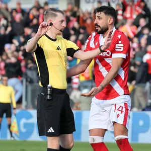 Cottbus-Profi Tolga Cigerci diskutiert mit Schiedsrichter Ben Henry Uhrig