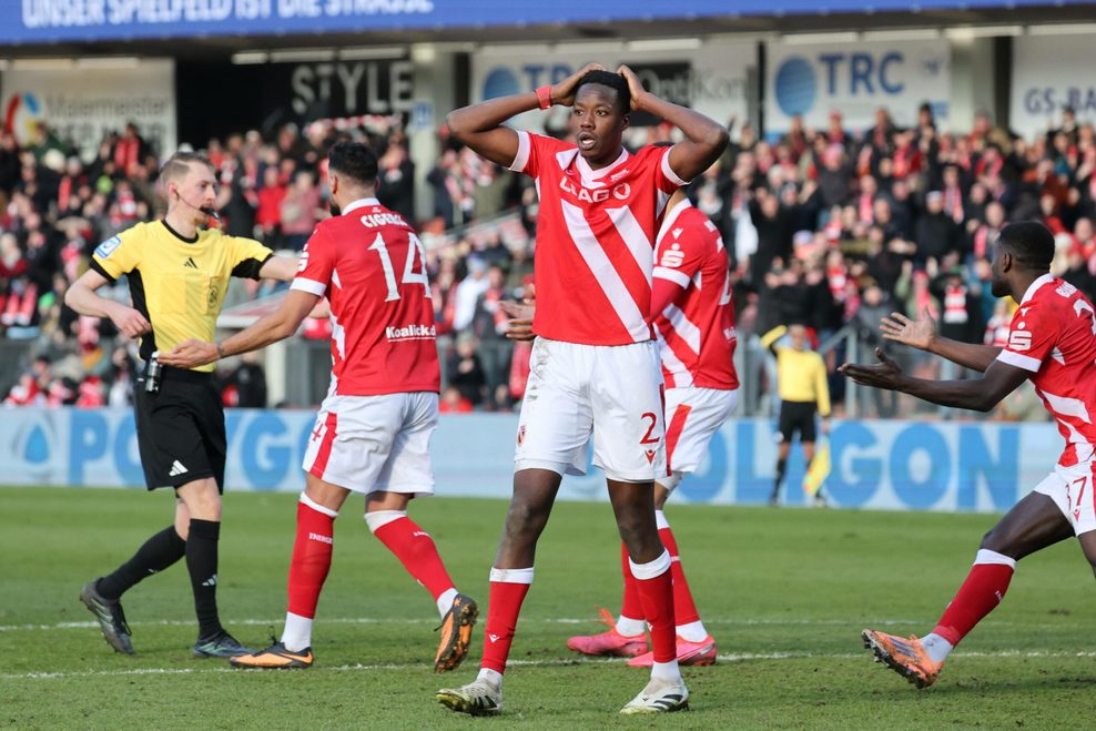 Schiedsrichter Ben Henry Uhrig gibt das Tor in Cottbus nicht