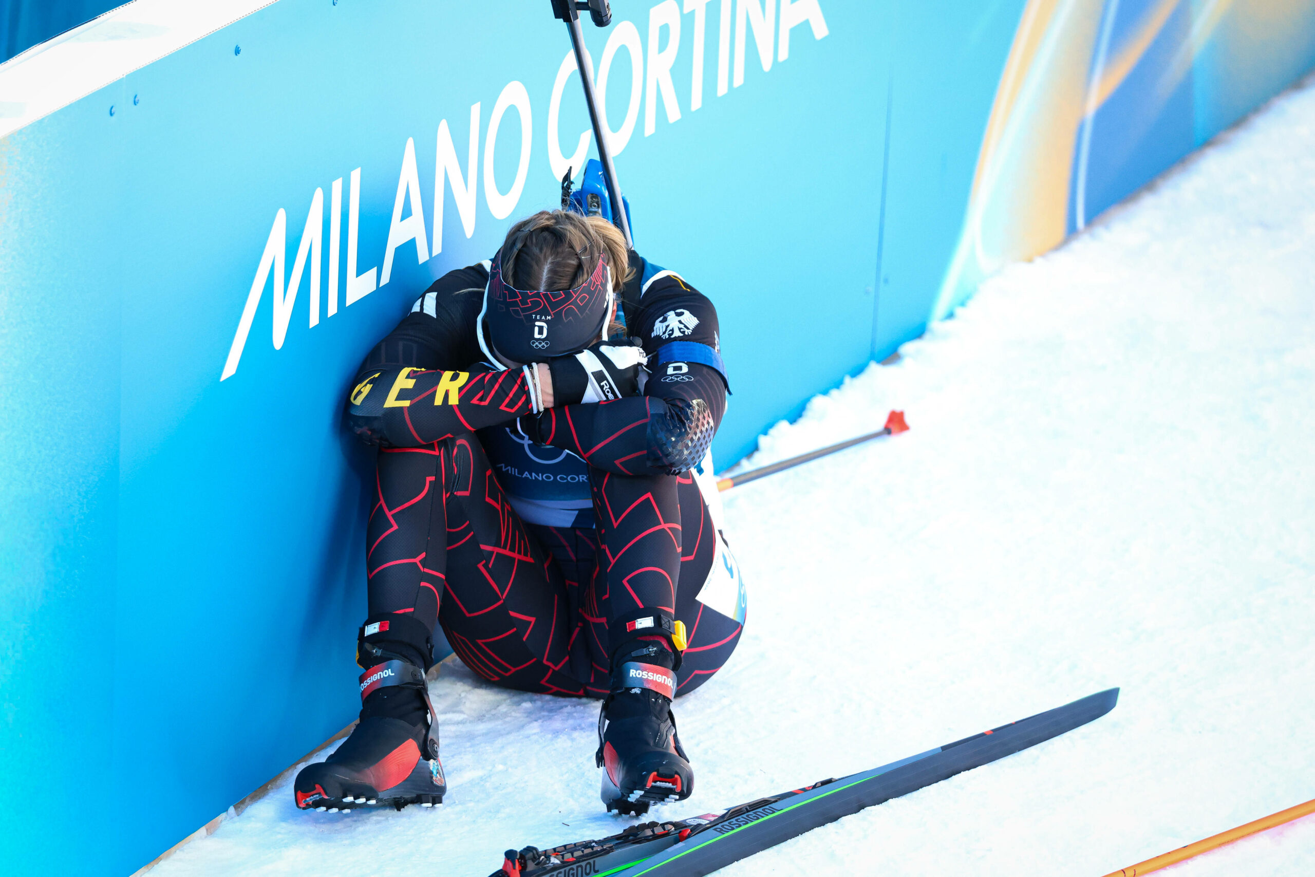 Franziska Preuß sitzt enttäuscht am Boden
