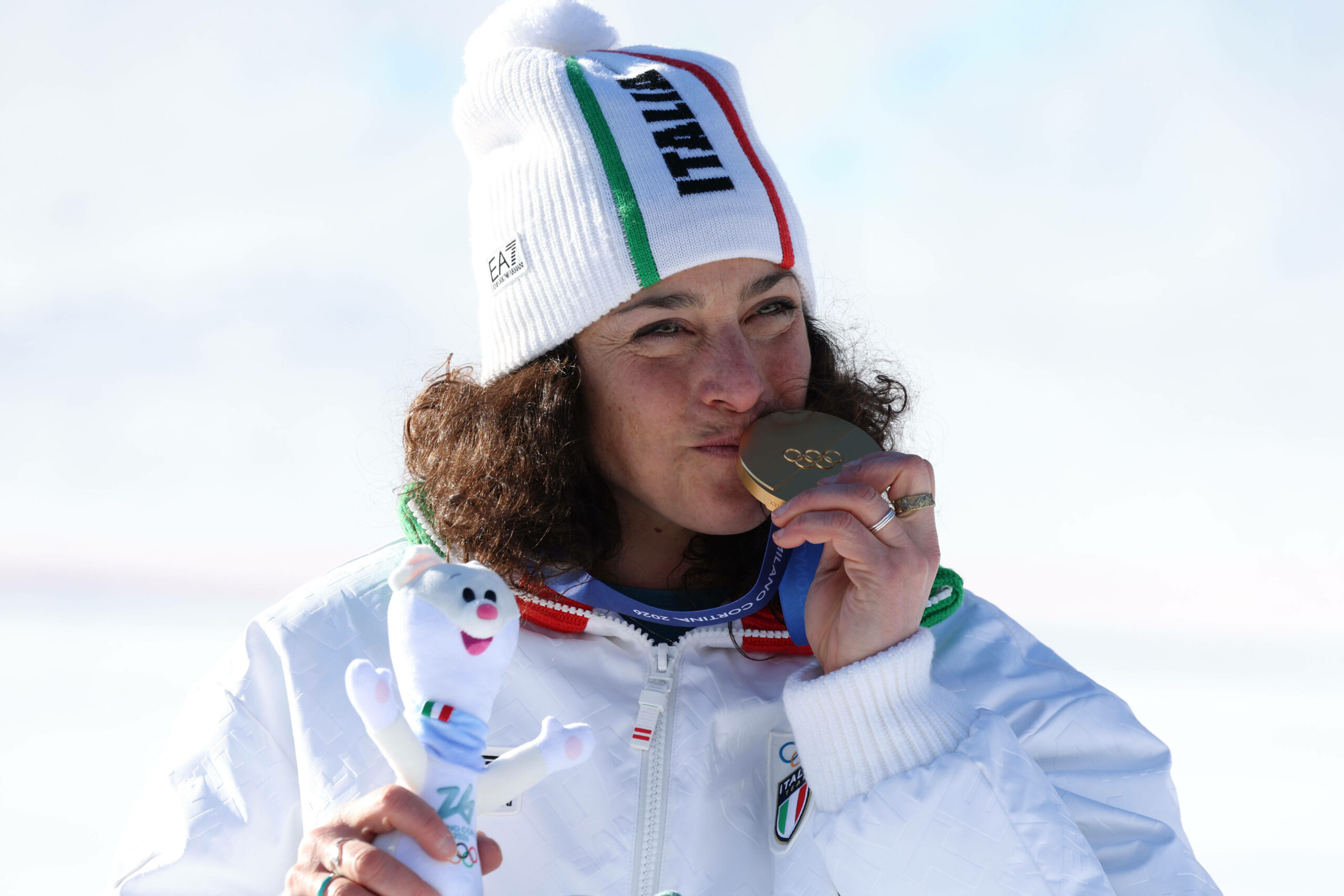 Federica Brignone küsst ihre Goldmedaille