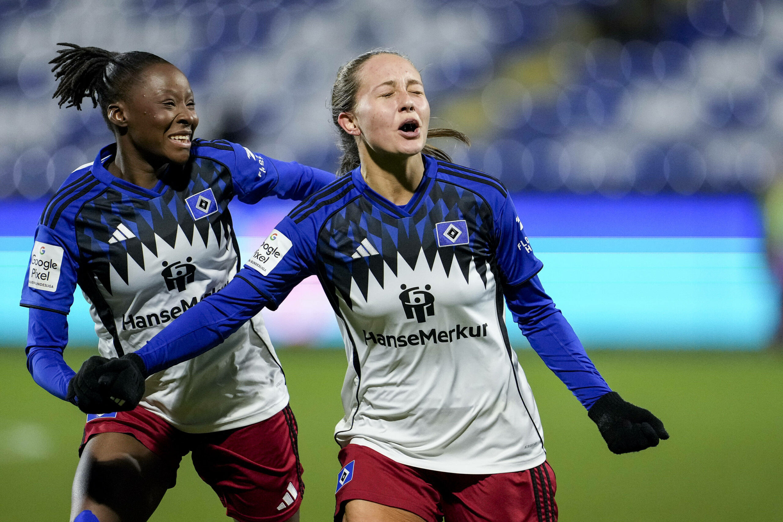 Camilla Linberg und Magou Doucouré bejubeln ein Tor für die HSV-Frauen in Hoffenheim