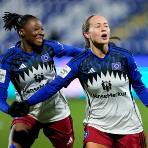 Camilla Linberg und Magou Doucouré bejubeln ein Tor für die HSV-Frauen in Hoffenheim