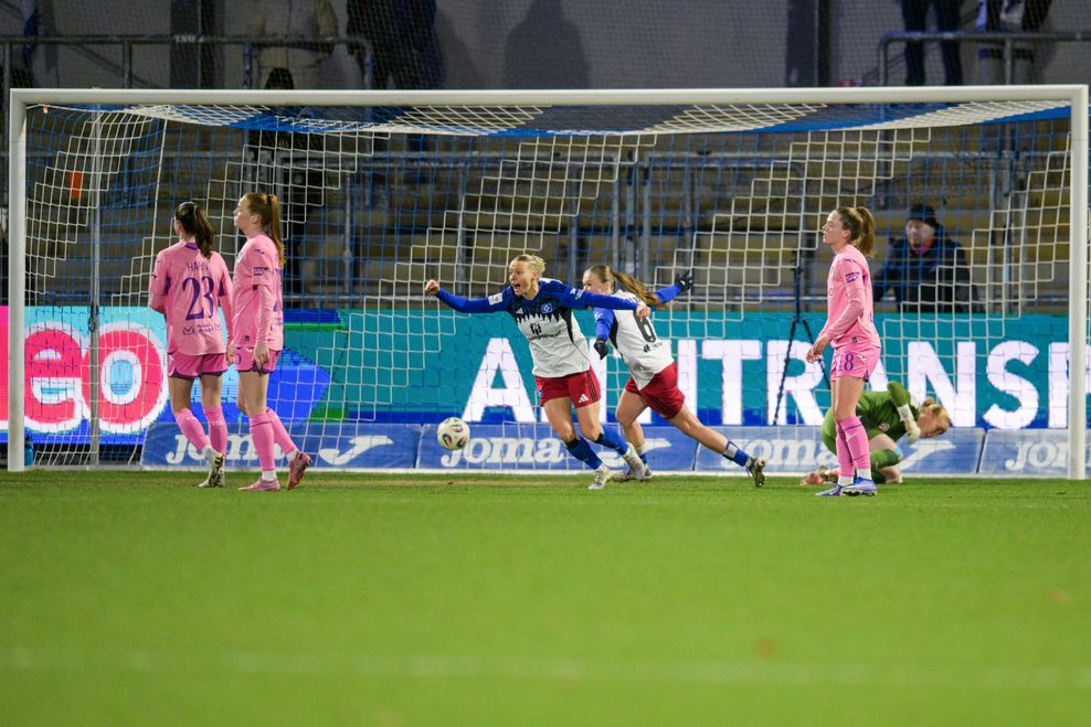 HSV-Frauen bejubeln ein Tor in Hoffenheim