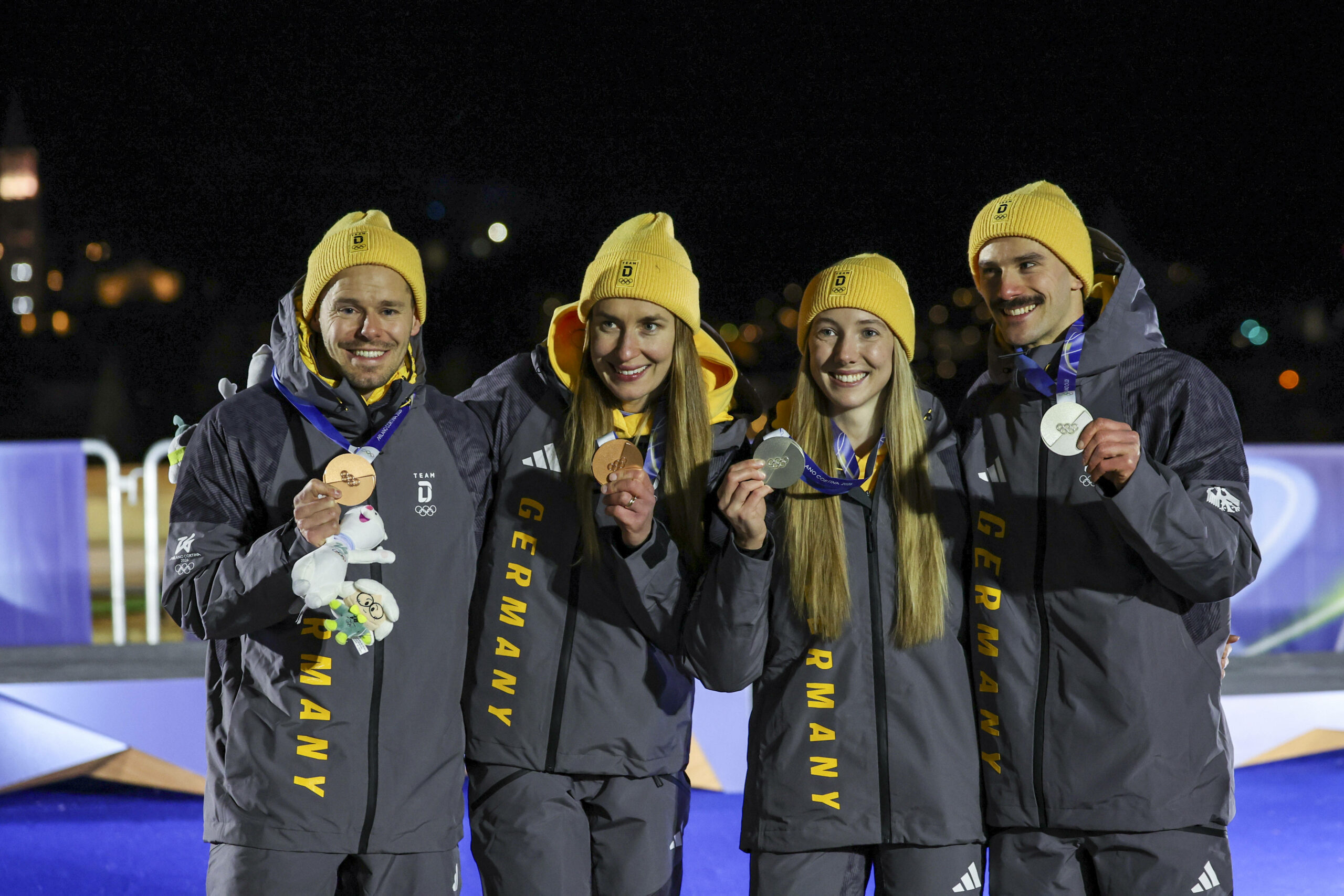 Susanne Kreher, Axel Jungk, Jacqueline Pfeifer und Christopher Grotheer bejubeln ihre Skeleton-Olympia-Medaille