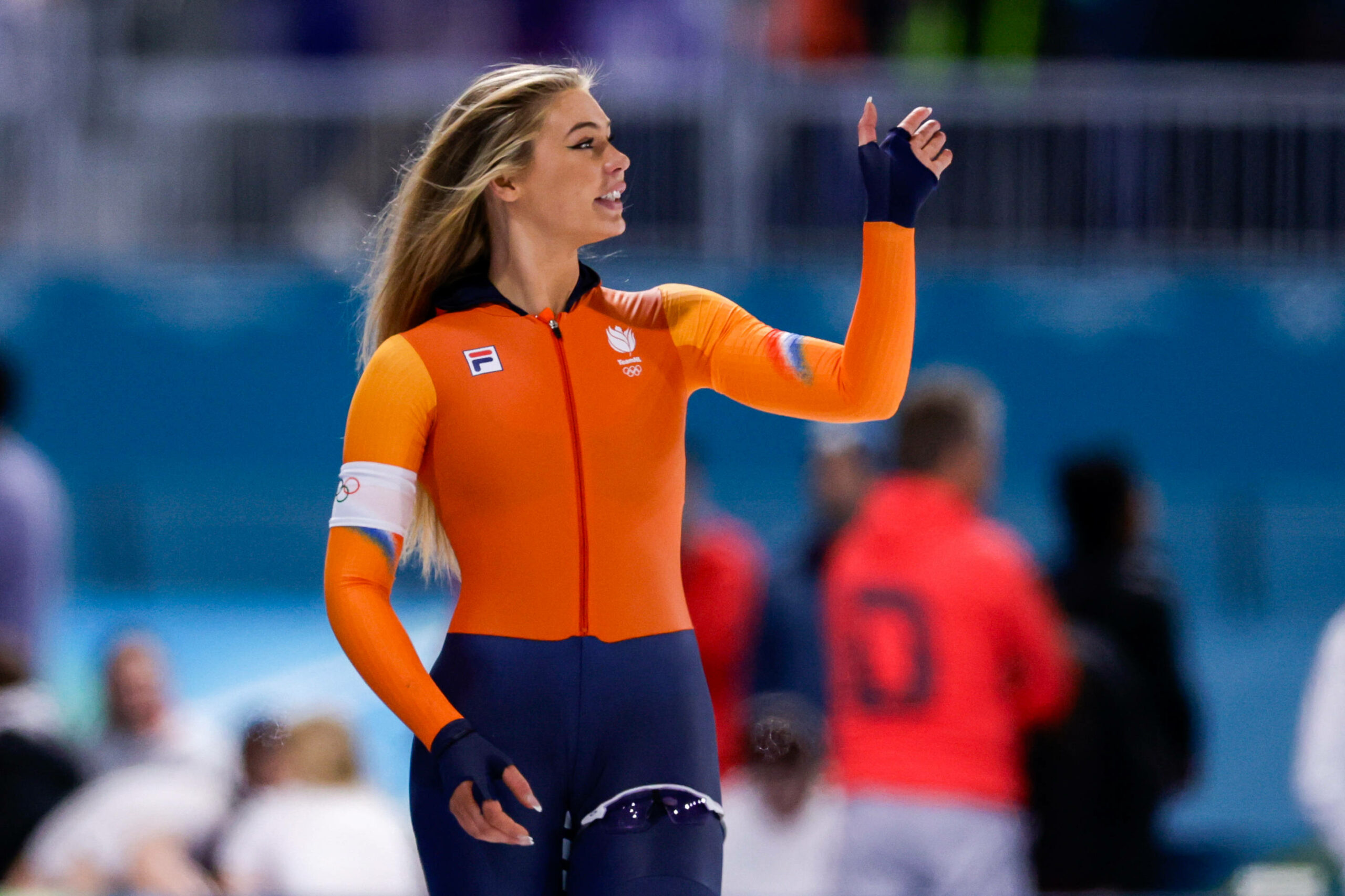 Jutta Leerdam schaut auf die Tribüne nach einem Olympia-Rennen
