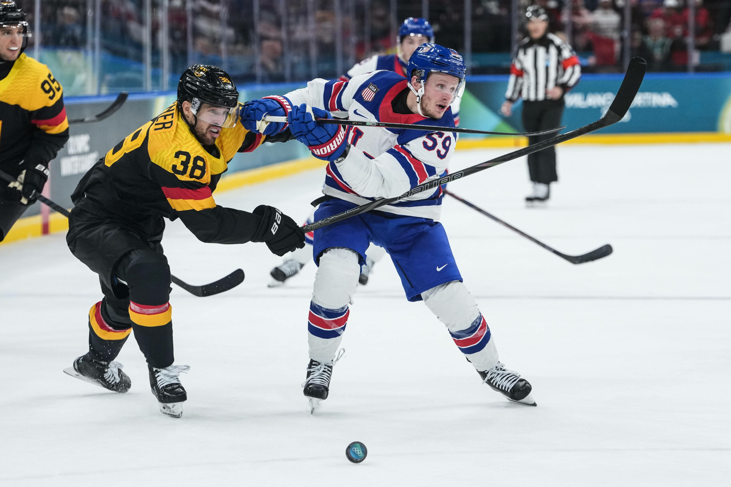 Eishockey-Nationalspieler Fabio Wagner im Zweikampf mit Jake Güntzel