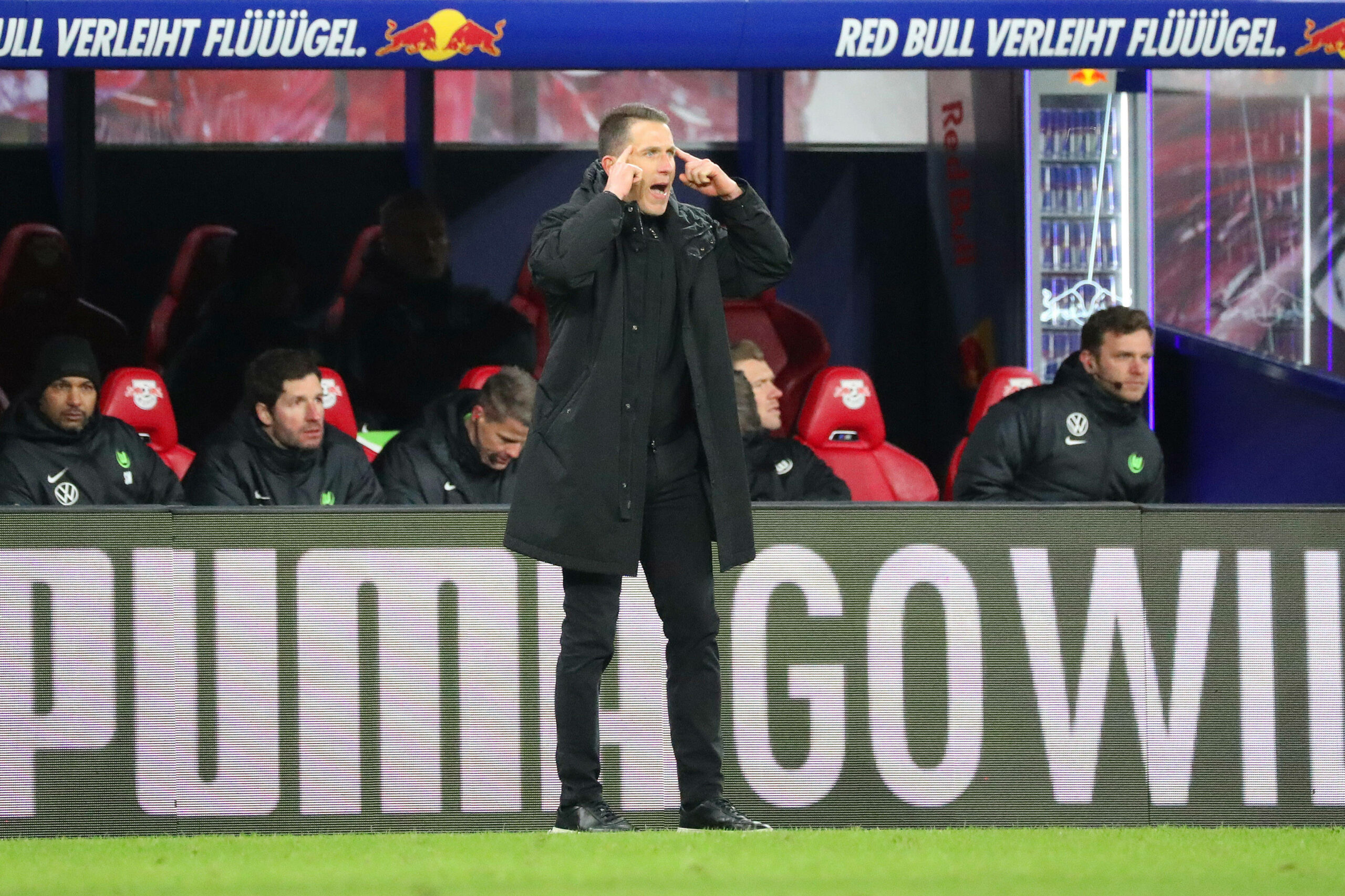 Daniel Bauer gestikuliert am Spielfeldrand von RB Leipzig - VfL Wolfsburg