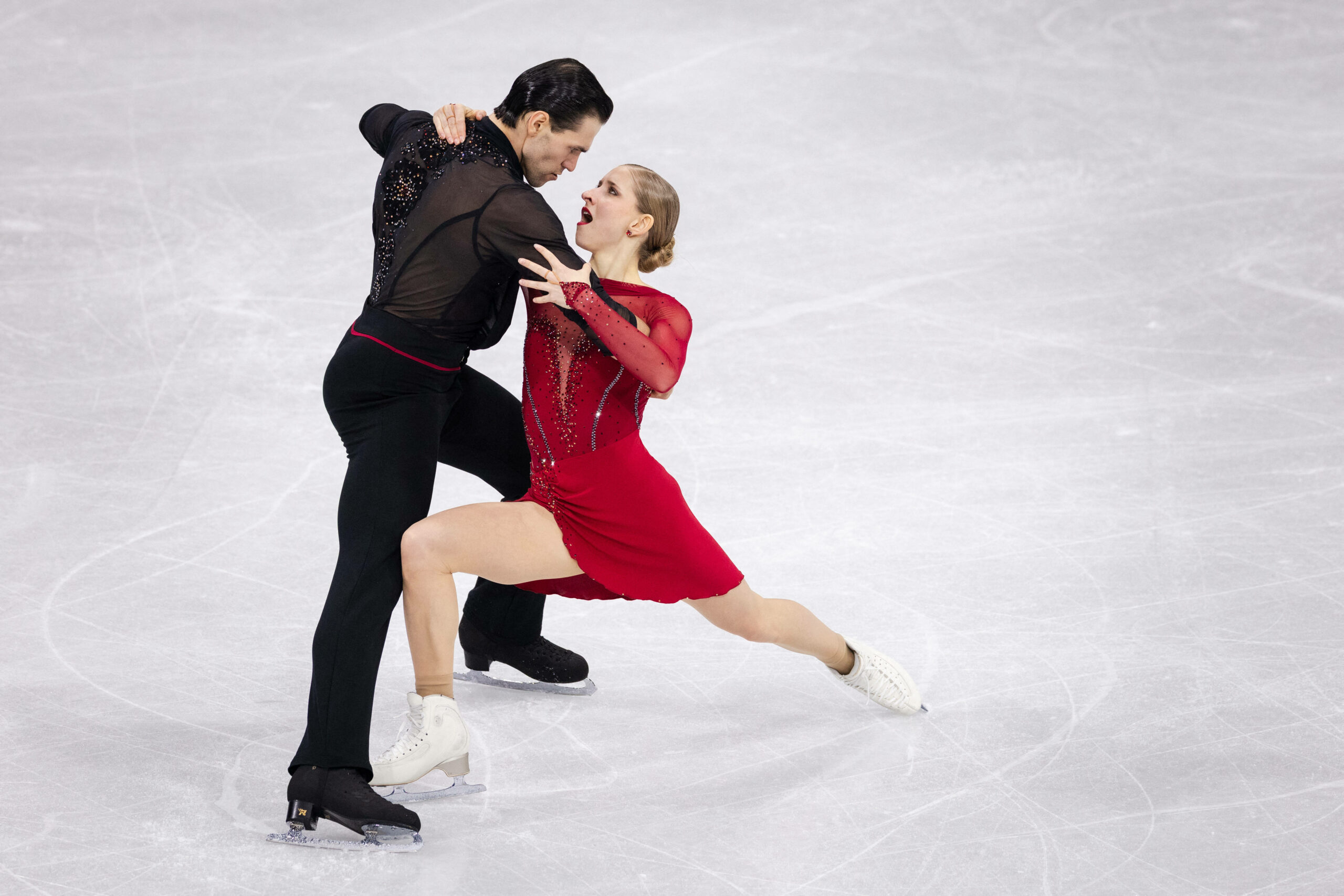 Nikita Volodin und Minerva Hase (r.) tanzen auf dem Eis
