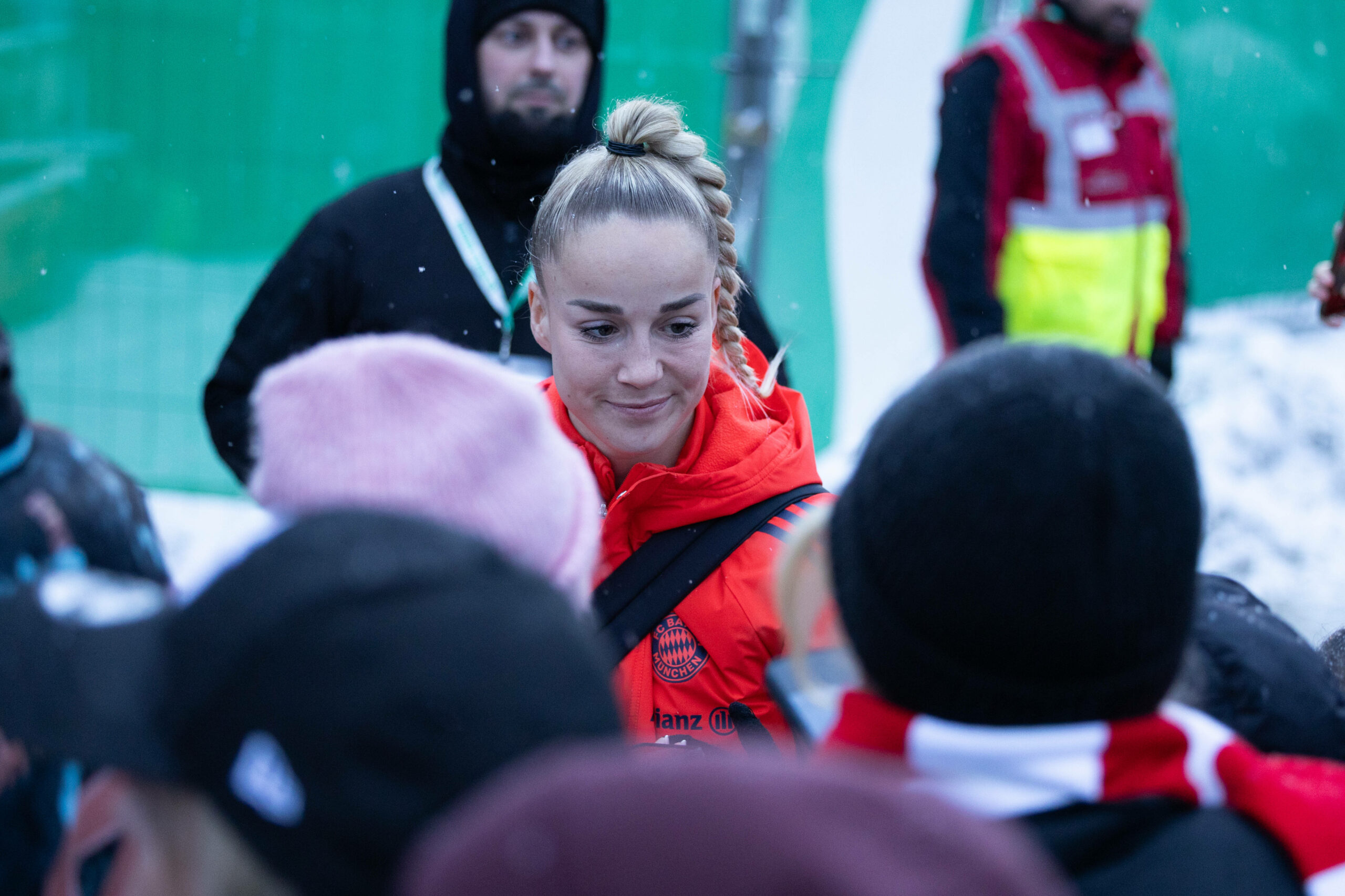 Giulia Gwinn lächelt vor Fans