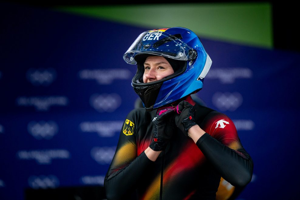 Laura Nolte nimmt ihren Helm ab