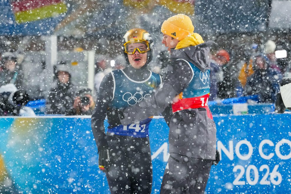 Philipp Raimund und Andreas Wellinger umarmen sich