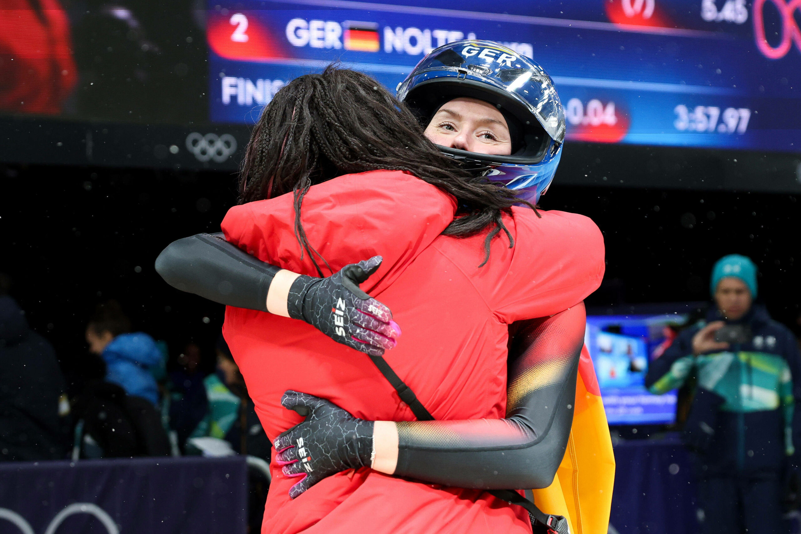 Laura Nolte wird umarmt