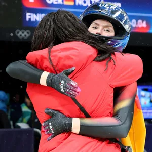 Laura Nolte wird umarmt