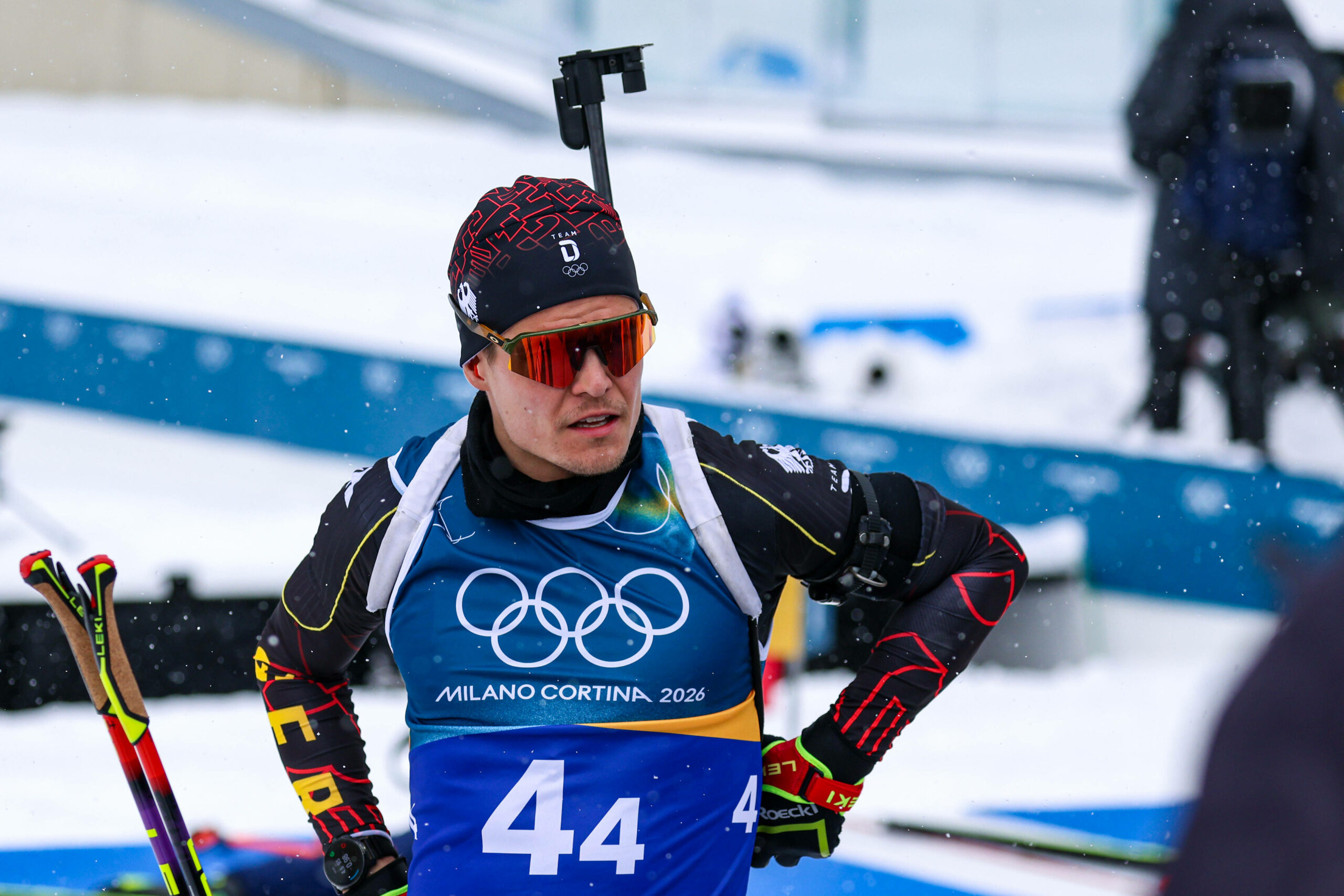 Philipp Horn guckt im Biathlon-Outfit enttäuscht