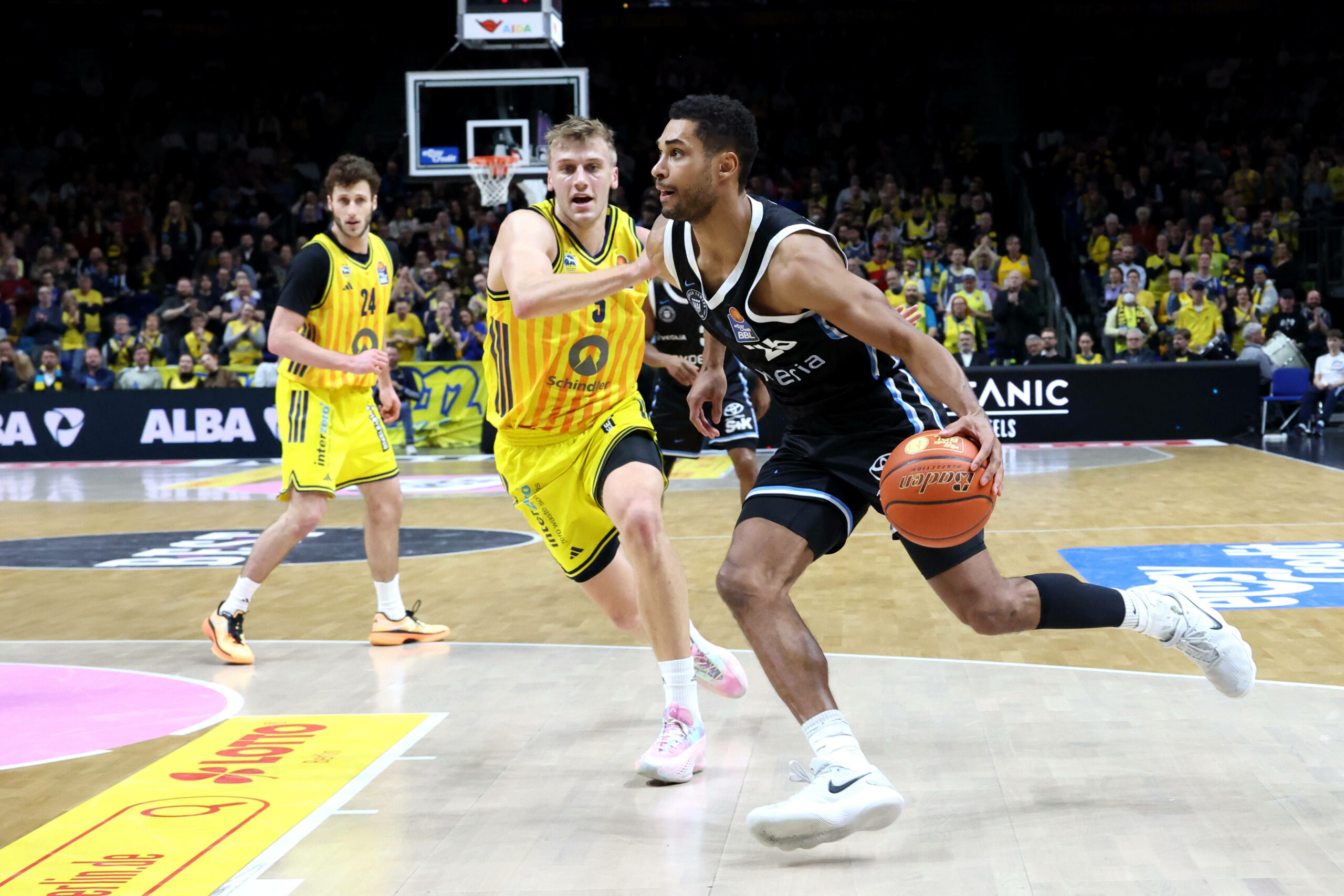 Alex O’Connell von Alba Berlin im Zweikampf mit Towers-Profi Kenneth Ogbe
