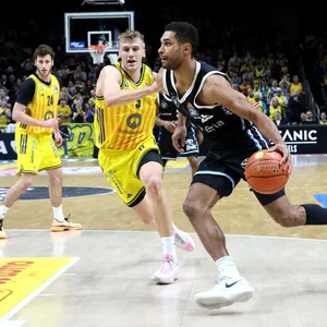 Alex O’Connell von Alba Berlin im Zweikampf mit Towers-Profi Kenneth Ogbe