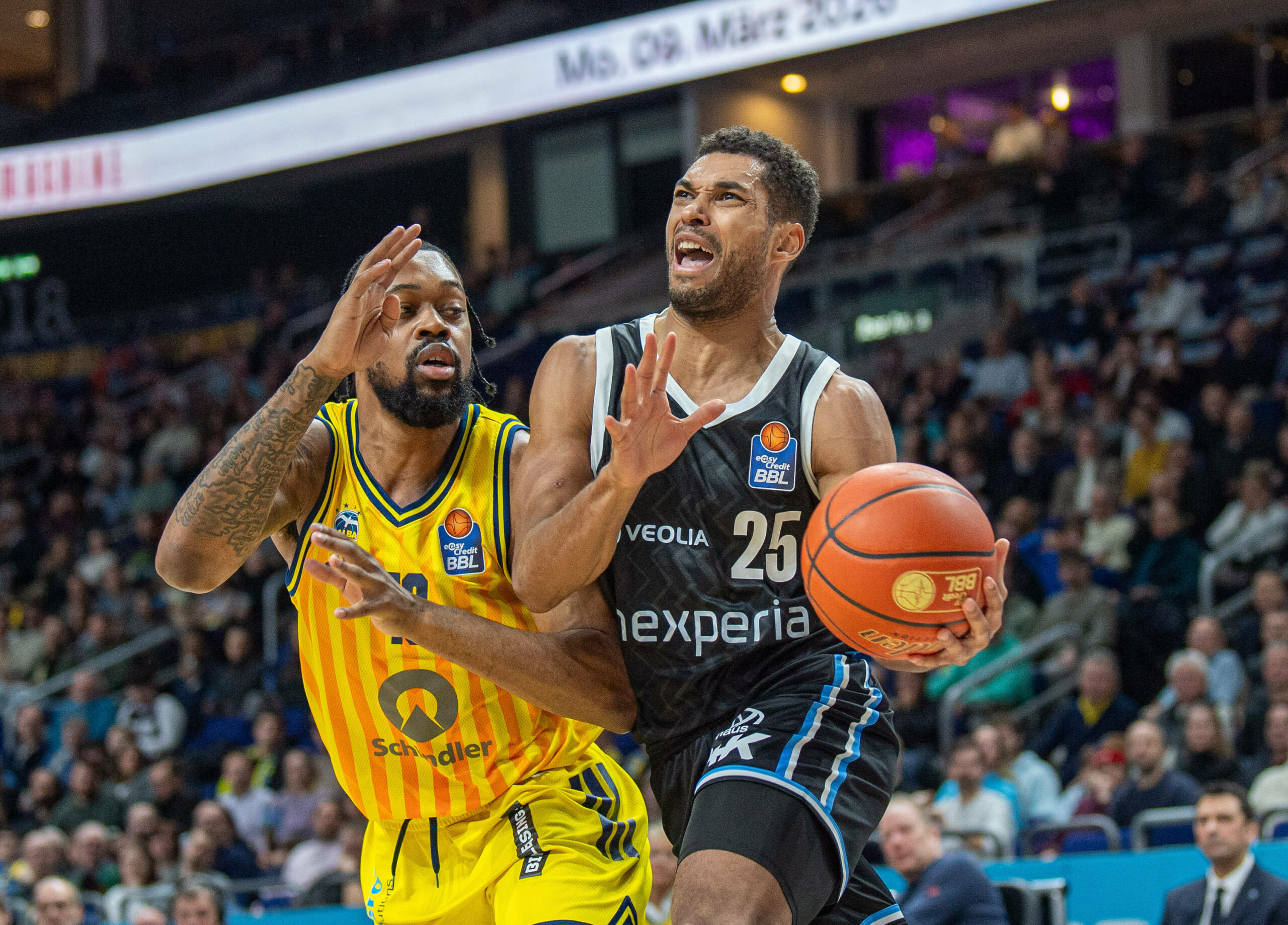 Kenneth Ogbe im Duell mit J’Wan Roberts